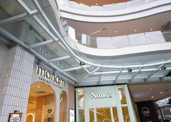 2 Bedroom Luxury With Washing Machine In Bgc Uptown Manila