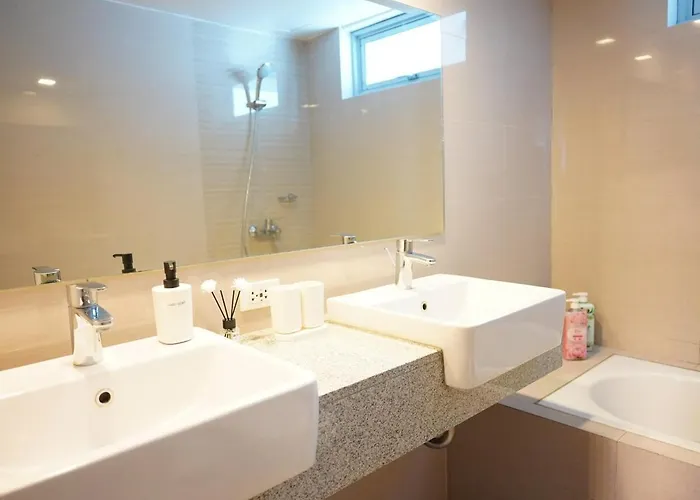 2 Bedroom Luxury With Washing Machine In Bgc Uptown * Manila